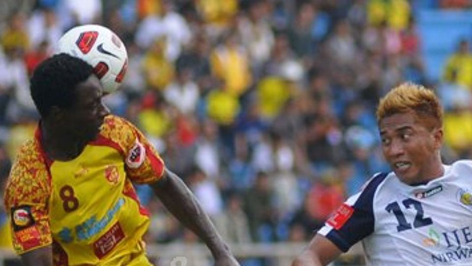 Pemain Sriwijaya, Thierry Gathuessi duel udara dengan striker Arema asal Singapura Noh Alam Shah di laga musim 2011/2012. Copyright: © INTERNET